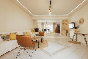 赫索尼索斯CITY CENTER VILLA HERSONISOS的客厅配有沙发和桌子