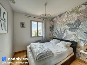 卢贝新城Villa Azurella的一间卧室配有一张带花卉墙壁的床