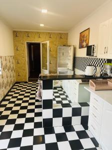 别列戈沃Private House的厨房铺有黑白的格子地板。
