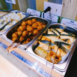 东京Kamata Inn Social的自助餐,餐桌上放着几盘食物