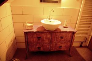 ŠupljakMagdi vendégház的木质梳妆台上带白色盥洗盆的浴室