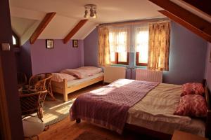ŠupljakMagdi vendégház的一间卧室设有两张床和窗户。