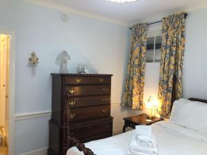 布里斯托尔威廉格兰特住宿加早餐酒店的一间卧室配有一张床、一个梳妆台和一扇窗户。