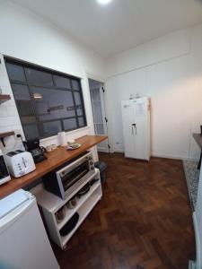 布宜诺斯艾利斯Acogedor apartamento céntrico. Obelisco.的厨房配有柜台和冰箱。