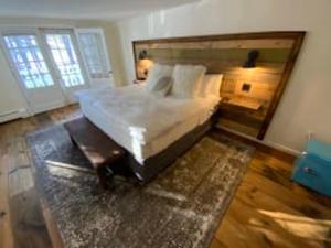 西多佛Farm Road Estate的卧室配有一张大白床和大镜子