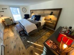西多佛Farm Road Estate的一间卧室配有一张床和一面大镜子