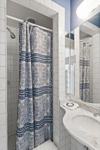 旧金山金色大门酒店的浴室配有淋浴帘和盥洗盆。