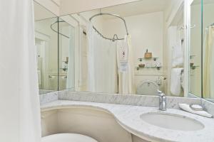 旧金山金色大门酒店的一间带水槽、卫生间和镜子的浴室