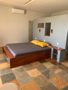 帕拉茹鲁Vila Kite Lagoon的一间卧室配有一张床和一张书桌