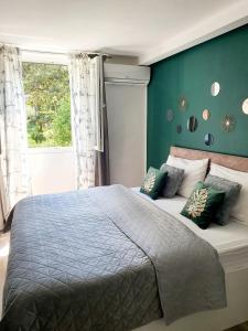 杜布罗夫尼克Batala1-City marina apartment with secured private parking的一间卧室设有一张蓝色墙壁的大床