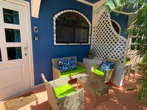 萨玛拉Casa Maiana的庭院配有藤椅和桌子