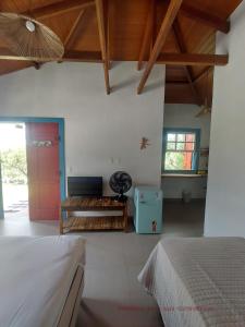 迪亚曼蒂纳Chalés Vila das Cachoeiras的一间卧室配有一张床和一张书桌