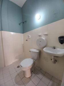 埃斯孔迪多港Chante的一间带卫生间和水槽的浴室