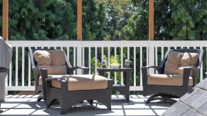 基洛纳Kelowna Bed & Breakfast - CHATHAM HOUSE的庭院里设有两把椅子和一张桌子