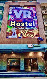 Bang SuVR hostel สะพานควาย的上面有Vr旅馆标志的建筑