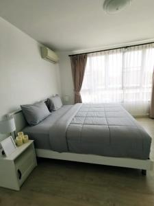 华欣Luxury 2 bedrooms condo in Kho Takiab的一间卧室设有一张大床和一个窗户。