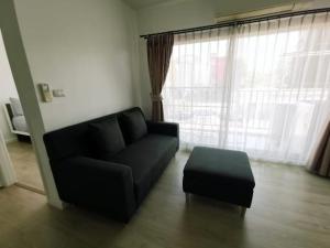 华欣Luxury 2 bedrooms condo in Kho Takiab的客厅配有黑色沙发和搁脚凳