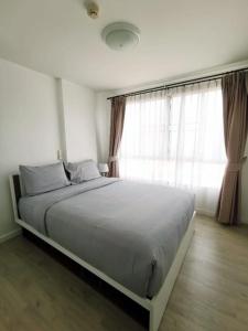 华欣Luxury 2 bedrooms condo in Kho Takiab的一间卧室设有一张大床和一个窗户。