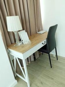 华欣Luxury 2 bedrooms condo in Kho Takiab的一张带灯和椅子的白色书桌