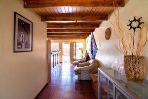 圣佩德罗·德·阿塔卡马Inti & Killa Hostal的一个带沙发和桌子的走廊