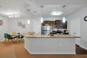 奥兰多Loftly Luxury Modern Oasis 2BR 2BA apartment Windermere FL, near Disney, Universal Studios, Magic Kingdom, Pool, Gym, Patio, free cable, wifi, free parking, gym, Alexa, lake, gated community, spacious closets, close to shops and mall的一间厨房,在房间内有一个大岛