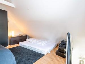 瓦伊厄斯斯特兰德Holiday home Vejers Strand XIX的卧室配有白色的床和床头柜