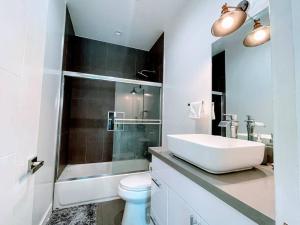 洛杉矶Stylish 4BR Townhouse in Mid City - CR2-C2的白色的浴室设有水槽和卫生间。