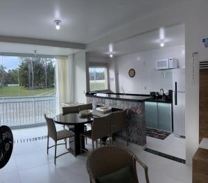 巴雷里尼亚斯Lençóis Confort - BL05-AP02的厨房以及带桌椅的用餐室。