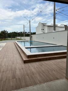 巴雷里尼亚斯Lençóis Confort - BL05-AP02的屋顶上的游泳池