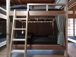InokuchiGuesthouse tonari的一间双层床间,在一间客房内配有两张双层床