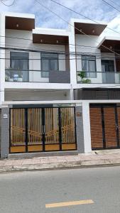 罗夷Khanh Thy Homestay Lagi的街道边有两扇车库门的建筑