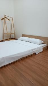 罗夷Khanh Thy Homestay Lagi的一张位于带木床架的客房的床位