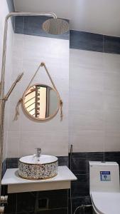 罗夷Khanh Thy Homestay Lagi的一间带水槽、镜子和卫生间的浴室