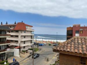 维纳德马Departamento con vista al mar的从大楼欣赏海滩美景