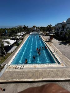 NaicTorres Farm Resort powered by Cocotel的一群人在游泳池里