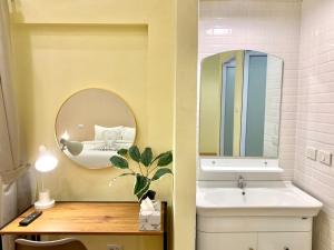 清迈The Nimman Hotel - SHA Plus的一间带水槽和镜子的浴室