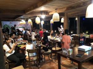 Hương Bá ThướcPu Luong Homestay & Tours的一群坐在餐厅桌子上的人