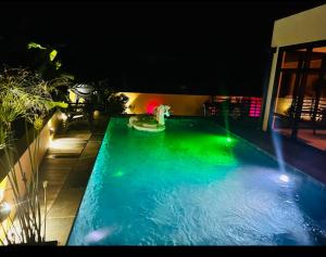 圣若瑟La KAZA-De-LINE的夜晚带绿灯的游泳池