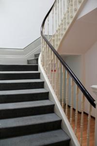 波尔图爱克扎果酒店的黑白房子里的楼梯