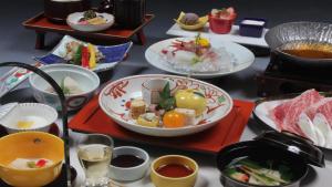 日光日光千姬物语酒店的餐桌上摆放着食物和饮料
