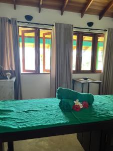 米瑞莎Atulya Lake View - Resort and Spa的客房设有带窗户的绿床。