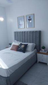 班布里C.leslie_homes的卧室里一张带灰色床头板的床