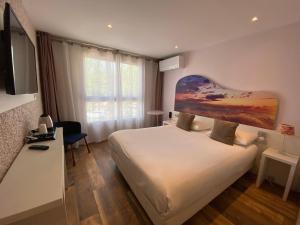 拉格朗德默特欧洲酒店的酒店客房设有一张床,墙上挂着一幅大画