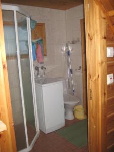 卡拉约基Kivitasku的一间带水槽和卫生间的浴室