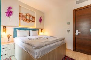 伊斯坦布尔斯坦珀丽旅舍的一间卧室设有一张大床和一扇木门