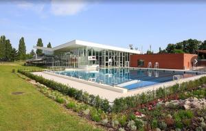 斯特拉斯堡Comme chez vous的花园旁带游泳池的建筑