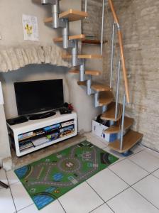 阿村阿奎度西恩尼度假屋的一间带电视和楼梯的客厅