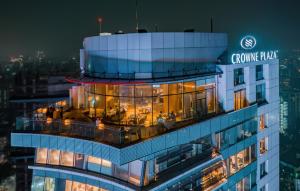 达卡Crowne Plaza Dhaka Gulshan, an IHG Hotel的建筑的夜间景色,上面有标志