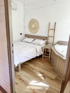 莫沙夫拉莫特Sky Travelers סקיי מטיילים的小房间设有床、椅子和水槽
