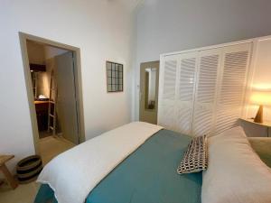东方湾法国大街Mahi-Mahi Lodge, piscine privee, orient bay的一间卧室配有一张带猎豹枕头的床